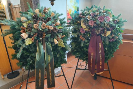 Zwei Kränze Zwei Kränze mit Schleifen zum Totengedenken