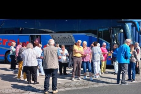 Das Bild zeigt beispielhaft den Bus und Teilnehmende einer fr&uuml;heren Tagesfahrt