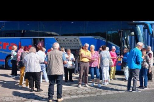 Das Bild zeigt beispielhaft den Bus und Teilnehmende einer fr&uuml;heren Tagesfahrt