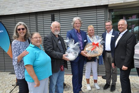 Geschenkübergabe an Heimleiter Herr Bonserio