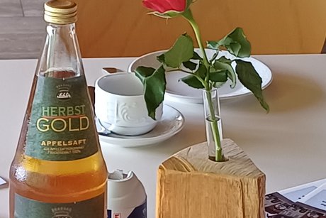 Einladend geschmückter Tisch