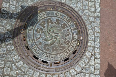 Gullydeckel in der Fußgängerzone