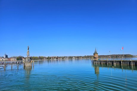 Malerische Hafenausfahrt auf den fast glatten Bodensee