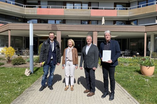 v.l. Volker Benzing, Edeltraud Guse, Kurt Metzger, Heimleiter Bonserio
