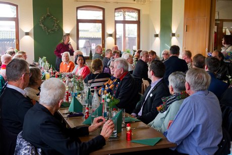 Besucher der Weihnachtsfeier im Gespr&auml;ch
