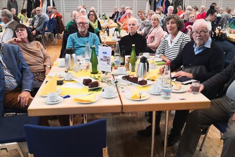 Herbstfest 2024 - auch die Vorstandschaft verfolgte den Fachvortrag mit großem Interesse