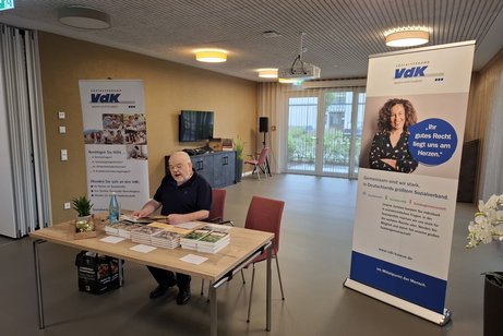 Autor Günther Neidinger bei seinen Lesungen im Angelika-Wössner-Saal