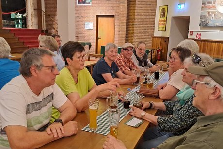 Die Mitglieder beim Freitrunk