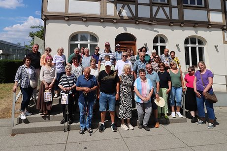 Reiseteilnehmer des VdK Ortsverbandes Laudenbach vor dem Steiff-Museum