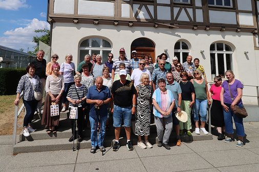 Reiseteilnehmer des VdK Ortsverbandes Laudenbach vor dem Steiff-Museum