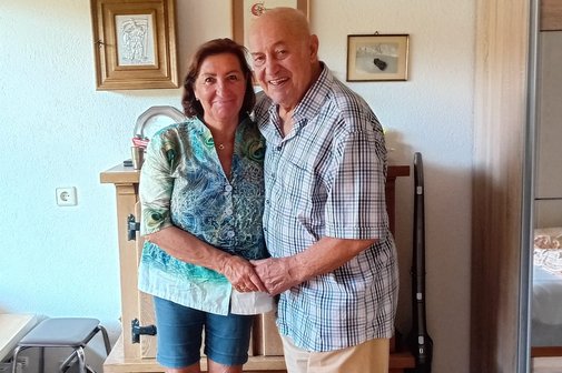 Die Ortsvorsitzende Brigitte Mauz und Frank Kotterer - Shake-Hands, stehend