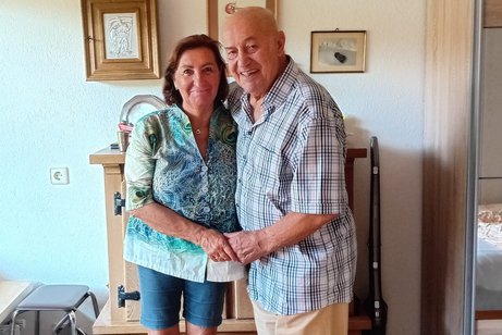 Die Ortsvorsitzende Brigitte Mauz und Frank Kotterer - Shake-Hands, stehend
