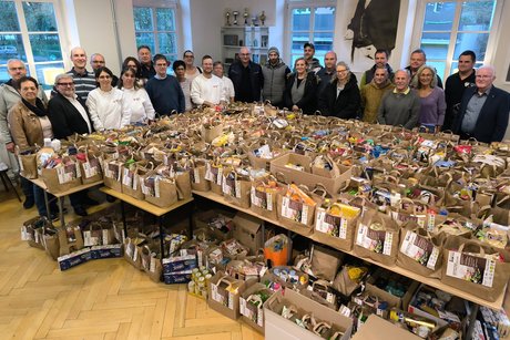 Die Vertreter der Vereine und der Tafel mit den Spendentüten.