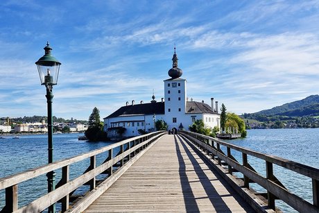 Blick &uuml;ber den Holzsteg zum Schloss Orth. Bekannt aus der fr&uuml;heren Fernsehserie Schlosshotel Orth