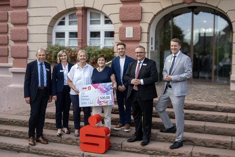 Foto der sybolischen Spenden&uuml;bergabe vor dem Rathaus in Herbolzheim