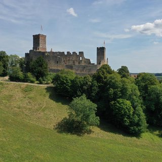 Burgruine Rötteln inmitten grüner Wiesen und Bäume