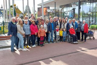 Gruppenbild vor Eingang Europa Park