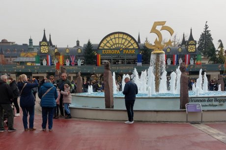 Besucher*innen am Europa-Park-Brunnen