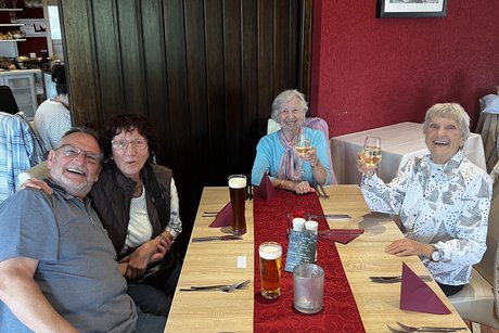 4 Senjoren in luftiger Runde