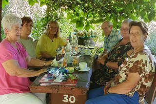 Im gemütlichen Brauhaus-Biergarten