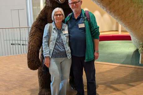 Ehepaar Heidrich vor einem gro&szlig;en Steiff-Teddy