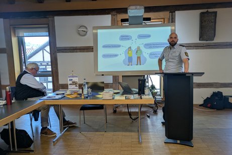 Ortsverband-Vorsitzender Herr Ladislaus Vajda mit Polizeihauptkommisar Herr Manuel August bei seinem Vortrag