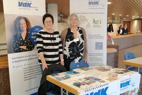 VdK-Stand mit Brigitte Schikfelder und Uschi Schiefelbein (v.l.n.r.)