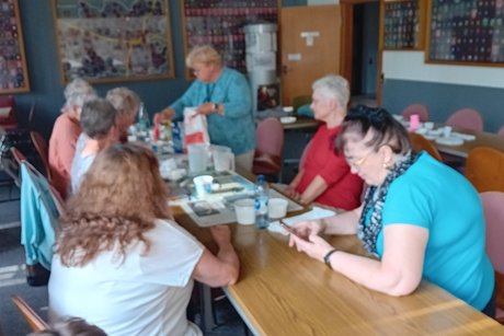 Bild zeigt die Gruppe beim KERAflott gießen