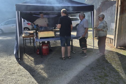 Zelt mit Grill und &sect; Personen welche Grillgut abholen