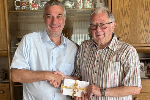 Oliver B&ouml;hme gratuliert Alfons Hildebrand