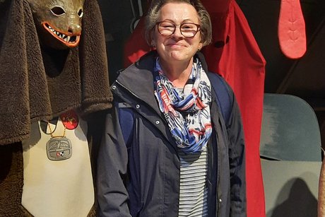 Margarete vor Narrenfigur