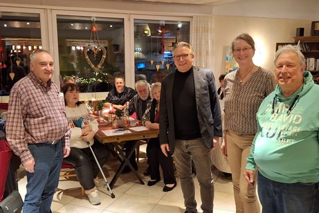 VdK Weihnachtsfeier OV Gr&auml;fenhausen: von links stehend der 1.Vorsitzende Heinz Maier, sitzende G&auml;ste , dann wieder stehend der Geschichtenerz&auml;hler Michael Martin, die Musikerin Kornelia Langmann und Markus Arnold