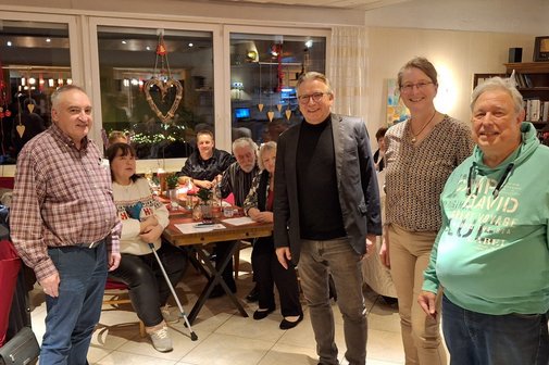 Foto stehend von links: Heinz Maier, Michael Martin, Kornelia Langmann und Markus Arnold VdK Weihnachtsfeier OV Gräfenhausen: von links stehend der 1.Vorsitzende Heinz Maier, sitzende Gäste , dann wieder stehend der Geschichtenerzähler Michael Martin, die Musikerin Kornelia Langmann und Markus Arnold