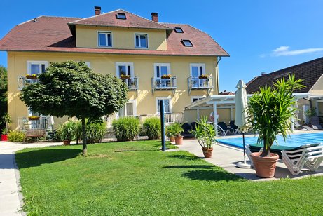 Hotel Ringl mit Pool und Garten