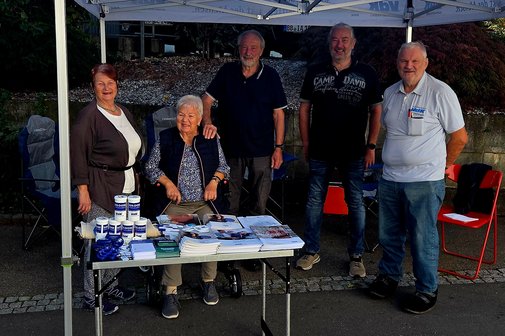 Auf dem Bild sieht man Mitglieder des Ortsvorstandes (von links nach rechts: Gisela Kienle, Elfriede Stare, Martin Hochrein, Klaus Muhm, Gunter Seeger), unter dem Infostand des VdK.