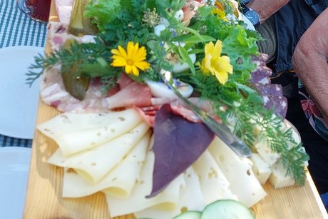 Vesperbrett mit Wurst, K&auml;se und Kr&auml;utern herrlich dekoriert.