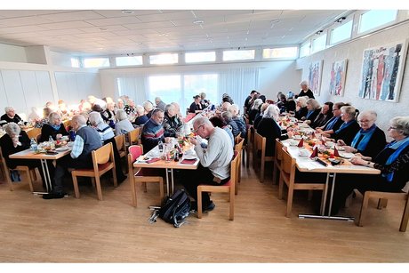 Kaffee und Kuchen geniesen