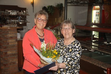 Vorsitzende überreicht Karin Bender ein Blumengebinde