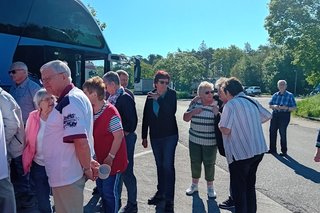 Leute beim Frühstück am Bus stehend