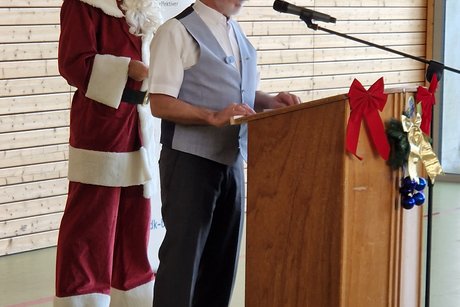Der erste Vorsitzende Winfried Riegelsberger k&uuml;ndigt den Nikolaus an