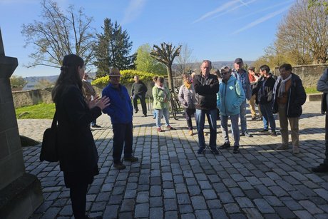 Vor dem gepflasterten Hof vor der Kirche versammeln sich alle und unsere Reisebegleiterin gibt uns die ersten Informationen.