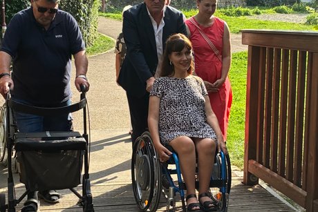 Die Gruppe &uuml;berquert die Br&uuml;cke zum Spielplatz Kohlesbach.