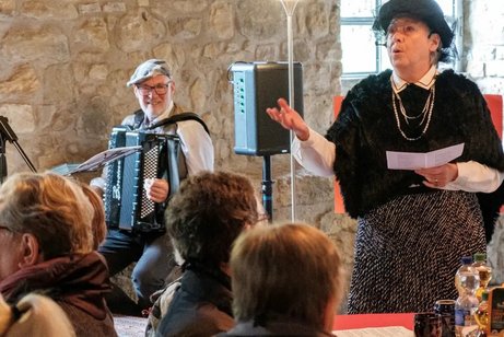 Der Musiker Thommy Schneck und die Rottenburger Stadtf&uuml;hrerin Martha Engstler bereicherten die Ausstellung mit schw&auml;bischen Liedern und Gedichten von Sebastian Blau