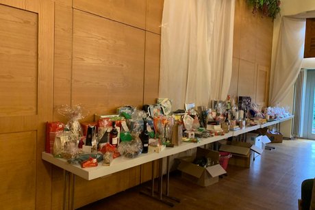 verschiedene Preise f&uuml;r die Tombola auf Tischen verteilt