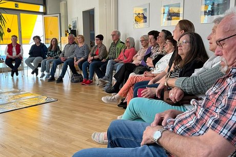 Viele anwesende Mitglieder in einem Stuhlkreis