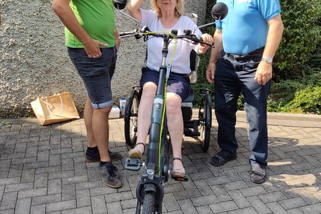 Heike Bartsch lässt sich ein Inklusionsfahrrad erklären