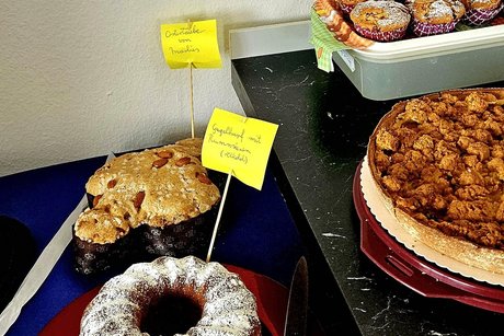 Ein Teil des Kuchenbuffets mit Apfelkuchen Gugelhupf, Muffins und Ostertaube