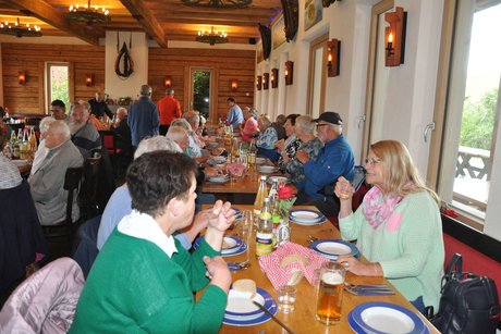 beim Mittagessen