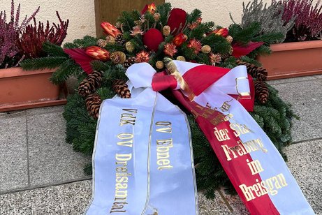 Kranz zum Gedenken mit Textb&auml;ndern: OV Dreisamtal, OV Ebnet und Stadt Freiburg im Breisgau