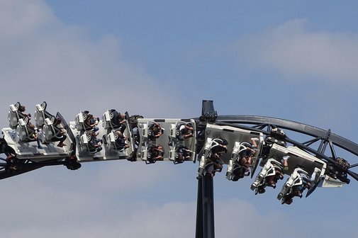 Achterbahn rollercoaster steht Kopf